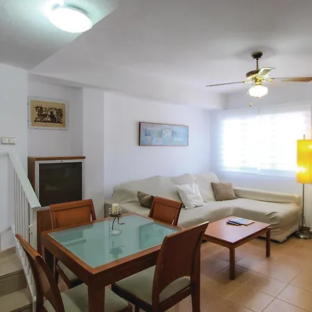 بيت للعطل Three Bedroom Holiday In