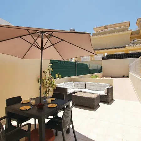 بيت للعطل Three Bedroom Holiday In *